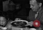 Image des soldats américains dîner avec les enfants chinois Chine, 1943, de la seconde 32 séquences d'archives historiques vidéo 65675053427