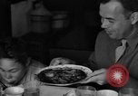 Image des soldats américains dîner avec les enfants chinois Chine, 1943, de la seconde 33 séquences d'archives historiques vidéo 65675053427