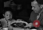 Image des soldats américains dîner avec les enfants chinois Chine, 1943, de la seconde 34 séquences d'archives historiques vidéo 65675053427