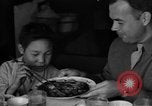 Image des soldats américains dîner avec les enfants chinois Chine, 1943, de la seconde 35 séquences d'archives historiques vidéo 65675053427