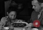 Image des soldats américains dîner avec les enfants chinois Chine, 1943, de la seconde 36 séquences d'archives historiques vidéo 65675053427