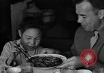 Image des soldats américains dîner avec les enfants chinois Chine, 1943, de la seconde 38 séquences d'archives historiques vidéo 65675053427