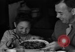 Image des soldats américains dîner avec les enfants chinois Chine, 1943, de la seconde 39 séquences d'archives historiques vidéo 65675053427
