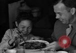 Image des soldats américains dîner avec les enfants chinois Chine, 1943, de la seconde 40 séquences d'archives historiques vidéo 65675053427