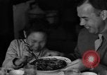 Image des soldats américains dîner avec les enfants chinois Chine, 1943, de la seconde 41 séquences d'archives historiques vidéo 65675053427