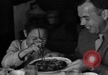 Image des soldats américains dîner avec les enfants chinois Chine, 1943, de la seconde 42 séquences d'archives historiques vidéo 65675053427