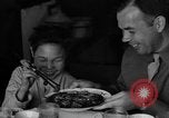 Image des soldats américains dîner avec les enfants chinois Chine, 1943, de la seconde 43 séquences d'archives historiques vidéo 65675053427
