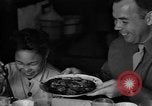 Image des soldats américains dîner avec les enfants chinois Chine, 1943, de la seconde 44 séquences d'archives historiques vidéo 65675053427