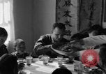 Image des soldats américains dîner avec les enfants chinois Chine, 1943, de la seconde 45 séquences d'archives historiques vidéo 65675053427