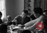 Image des soldats américains dîner avec les enfants chinois Chine, 1943, de la seconde 46 séquences d'archives historiques vidéo 65675053427