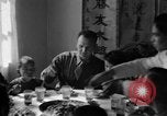 Image des soldats américains dîner avec les enfants chinois Chine, 1943, de la seconde 47 séquences d'archives historiques vidéo 65675053427