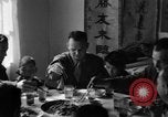 Image des soldats américains dîner avec les enfants chinois Chine, 1943, de la seconde 48 séquences d'archives historiques vidéo 65675053427
