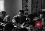 Image des soldats américains dîner avec les enfants chinois Chine, 1943, de la seconde 49 séquences d'archives historiques vidéo 65675053427