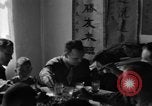 Image des soldats américains dîner avec les enfants chinois Chine, 1943, de la seconde 50 séquences d'archives historiques vidéo 65675053427