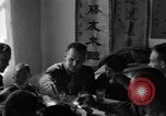 Image des soldats américains dîner avec les enfants chinois Chine, 1943, de la seconde 51 séquences d'archives historiques vidéo 65675053427
