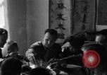 Image des soldats américains dîner avec les enfants chinois Chine, 1943, de la seconde 52 séquences d'archives historiques vidéo 65675053427