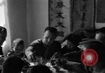 Image des soldats américains dîner avec les enfants chinois Chine, 1943, de la seconde 53 séquences d'archives historiques vidéo 65675053427