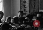 Image des soldats américains dîner avec les enfants chinois Chine, 1943, de la seconde 55 séquences d'archives historiques vidéo 65675053427