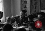 Image des soldats américains dîner avec les enfants chinois Chine, 1943, de la seconde 56 séquences d'archives historiques vidéo 65675053427