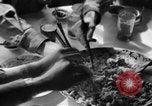 Image des soldats américains dîner avec les enfants chinois Chine, 1943, de la seconde 57 séquences d'archives historiques vidéo 65675053427