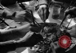 Image des soldats américains dîner avec les enfants chinois Chine, 1943, de la seconde 61 séquences d'archives historiques vidéo 65675053427