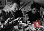 Standbild US-Armee Soldaten mit chinesischen Kinder China, 1943, aus Sekunde 6 historischem Filmmaterial Videoclip 65675053428