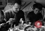 Standbild US-Armee Soldaten mit chinesischen Kinder China, 1943, aus Sekunde 7 historischem Filmmaterial Videoclip 65675053428