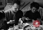 Standbild US-Armee Soldaten mit chinesischen Kinder China, 1943, aus Sekunde 8 historischem Filmmaterial Videoclip 65675053428