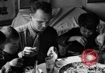 Standbild US-Armee Soldaten mit chinesischen Kinder China, 1943, aus Sekunde 9 historischem Filmmaterial Videoclip 65675053428