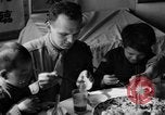 Standbild US-Armee Soldaten mit chinesischen Kinder China, 1943, aus Sekunde 10 historischem Filmmaterial Videoclip 65675053428