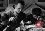 Standbild US-Armee Soldaten mit chinesischen Kinder China, 1943, aus Sekunde 11 historischem Filmmaterial Videoclip 65675053428