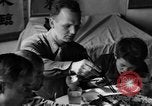 Standbild US-Armee Soldaten mit chinesischen Kinder China, 1943, aus Sekunde 12 historischem Filmmaterial Videoclip 65675053428