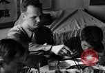 Standbild US-Armee Soldaten mit chinesischen Kinder China, 1943, aus Sekunde 13 historischem Filmmaterial Videoclip 65675053428