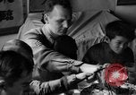 Standbild US-Armee Soldaten mit chinesischen Kinder China, 1943, aus Sekunde 14 historischem Filmmaterial Videoclip 65675053428
