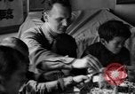 Standbild US-Armee Soldaten mit chinesischen Kinder China, 1943, aus Sekunde 15 historischem Filmmaterial Videoclip 65675053428