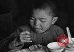 Standbild US-Armee Soldaten mit chinesischen Kinder China, 1943, aus Sekunde 16 historischem Filmmaterial Videoclip 65675053428