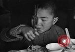Standbild US-Armee Soldaten mit chinesischen Kinder China, 1943, aus Sekunde 17 historischem Filmmaterial Videoclip 65675053428
