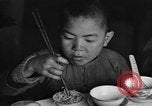 Standbild US-Armee Soldaten mit chinesischen Kinder China, 1943, aus Sekunde 18 historischem Filmmaterial Videoclip 65675053428