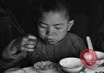 Standbild US-Armee Soldaten mit chinesischen Kinder China, 1943, aus Sekunde 19 historischem Filmmaterial Videoclip 65675053428