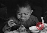 Standbild US-Armee Soldaten mit chinesischen Kinder China, 1943, aus Sekunde 20 historischem Filmmaterial Videoclip 65675053428