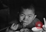 Standbild US-Armee Soldaten mit chinesischen Kinder China, 1943, aus Sekunde 21 historischem Filmmaterial Videoclip 65675053428