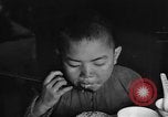 Standbild US-Armee Soldaten mit chinesischen Kinder China, 1943, aus Sekunde 22 historischem Filmmaterial Videoclip 65675053428