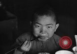 Standbild US-Armee Soldaten mit chinesischen Kinder China, 1943, aus Sekunde 23 historischem Filmmaterial Videoclip 65675053428