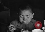 Standbild US-Armee Soldaten mit chinesischen Kinder China, 1943, aus Sekunde 24 historischem Filmmaterial Videoclip 65675053428