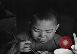 Standbild US-Armee Soldaten mit chinesischen Kinder China, 1943, aus Sekunde 25 historischem Filmmaterial Videoclip 65675053428
