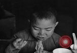 Standbild US-Armee Soldaten mit chinesischen Kinder China, 1943, aus Sekunde 26 historischem Filmmaterial Videoclip 65675053428