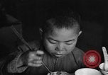 Standbild US-Armee Soldaten mit chinesischen Kinder China, 1943, aus Sekunde 27 historischem Filmmaterial Videoclip 65675053428