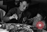 Standbild US-Armee Soldaten mit chinesischen Kinder China, 1943, aus Sekunde 28 historischem Filmmaterial Videoclip 65675053428