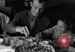 Standbild US-Armee Soldaten mit chinesischen Kinder China, 1943, aus Sekunde 29 historischem Filmmaterial Videoclip 65675053428