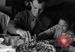 Standbild US-Armee Soldaten mit chinesischen Kinder China, 1943, aus Sekunde 30 historischem Filmmaterial Videoclip 65675053428